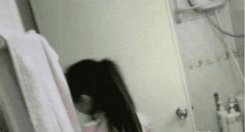 男人洗澡的视频的视频,温馨浴室里的私密时光