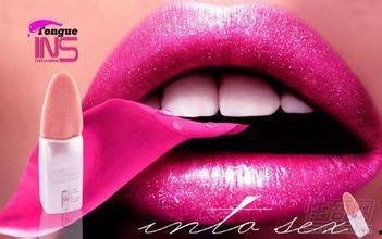 男人舌舔女人丝袜,男人舌尖上的禁忌之恋