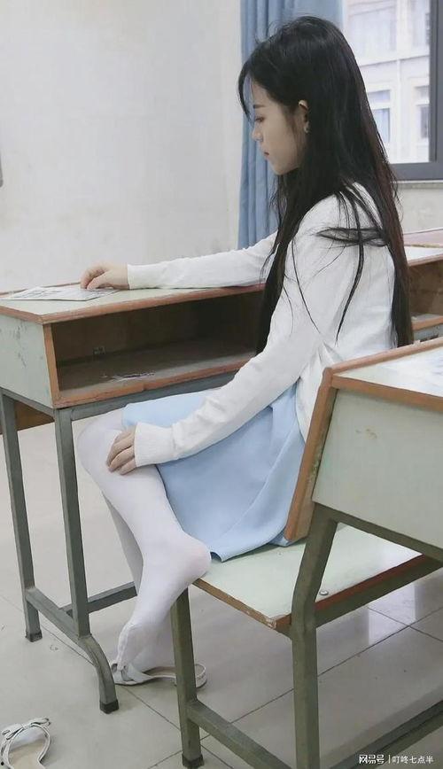 女教师丝袜诱惑我,女教师神秘魅力揭秘