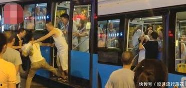 摸小女孩的下面的视频,小女孩遭遇令人愤慨