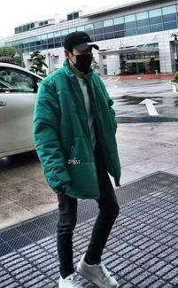 男明星羽绒服街拍,男明星羽绒服街头风采大赏